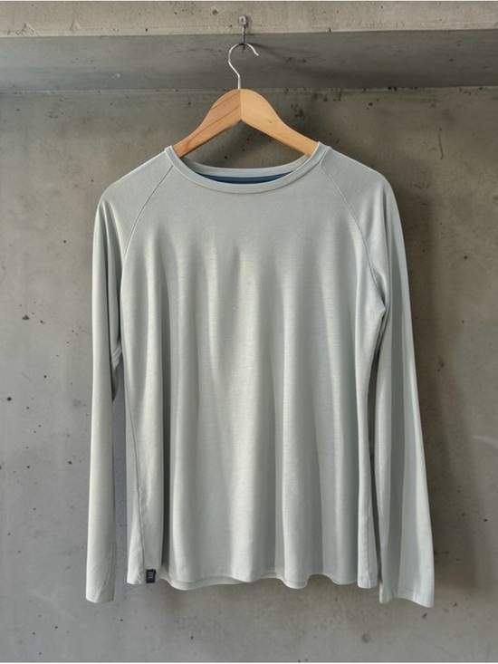 Free Fly Apparel Tops - Free Fly Women’s Light Sage Long Sleeve Crew Neck Stretch Top! Large!